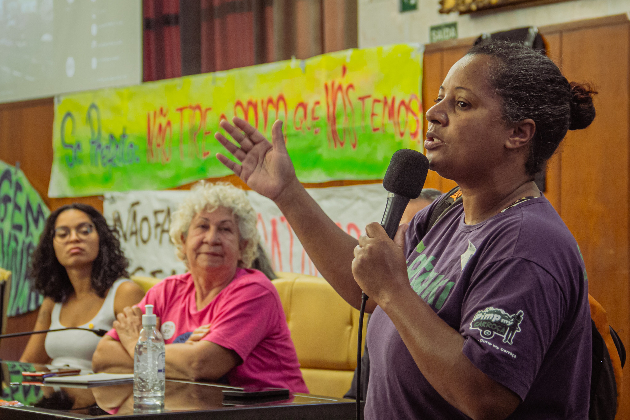 Nanci Darcolléte, catadora e articuladora política, fala na Câmara Municipal de São Paulo. Foto: Júlia Nagle | @ju.nagle / @pimpmycarroca